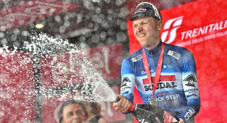 Tim Merlier celebra una de sus victorias en el Giro.