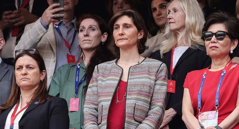 La ministra francesa de Deportes, Amélie Oudéa-Castéra, en el centro de la imagen.