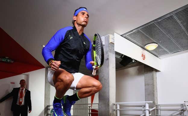 Nadal salta antes de un partido en el túnel de vestuarios de Roland Garros.  GETTY