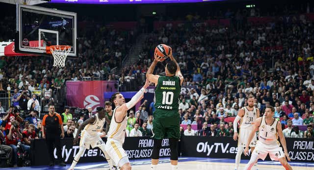 El Real Madrid choca con la maldición del líder y cede su corona al Panathinaikos
