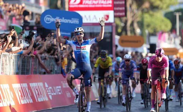 Tim Merlier se impuso en la etapa final del Giro a Jonathan Milan.  RCS