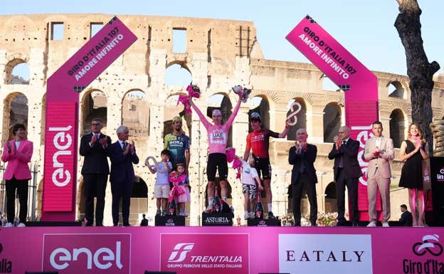 El podio final del Giro de Italia 2024, plantado delante del Coliseo de Roma.  RCS