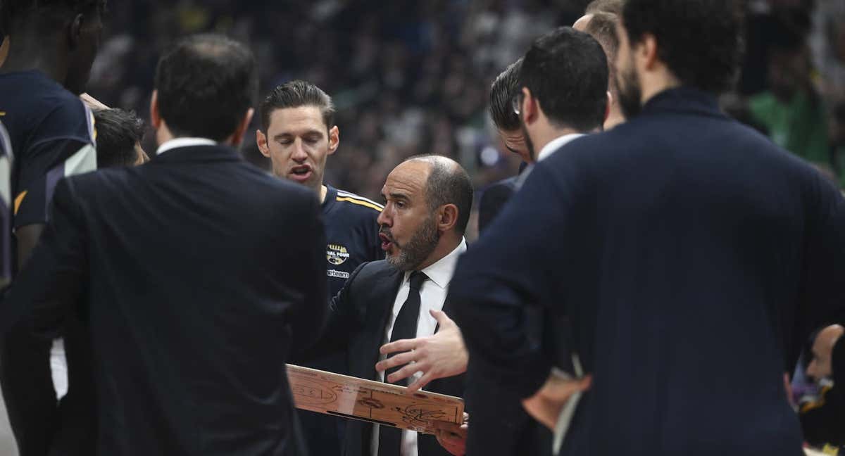 Chus Mateo durante un tiempo muerto en el banquillo del Real Madrid. /GETTY IMAGES