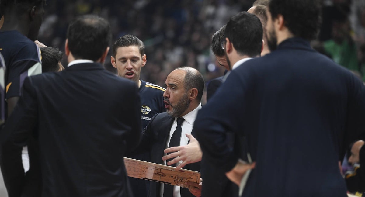 Chus Mateo durante un tiempo muerto en el banquillo del Real Madrid.