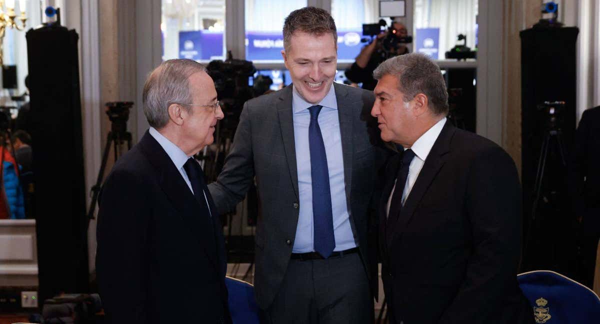 Bernd Reichart (c) CEO de A22 Sports Management, conversa con el presidente del Real Madrid, Florentino Pérez (i), y el presidente del FC Barcelona, Joan Laporta. /EFE/Mariscal