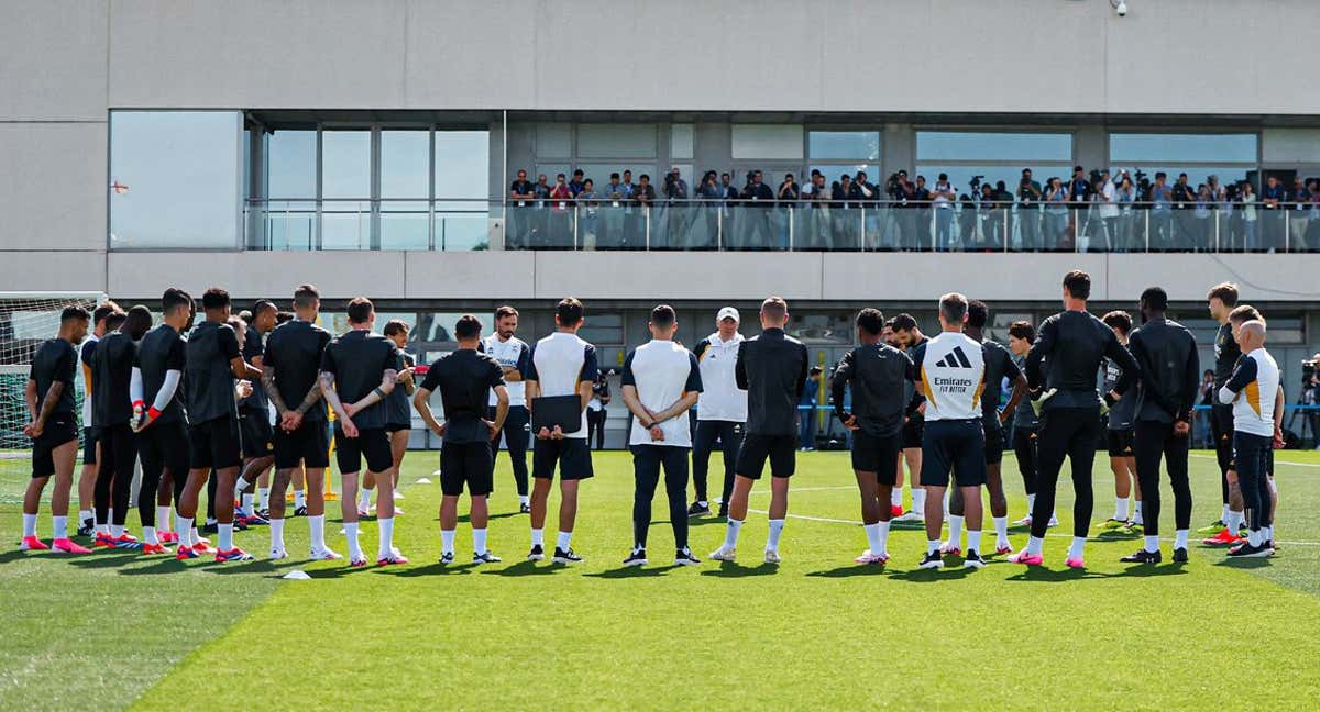 El Real Madrid se ejercita antes de atender a los medios.