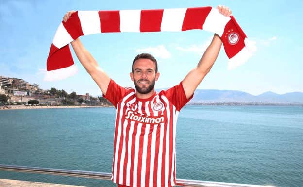 Quini posa como jugador de Olympiacos.
