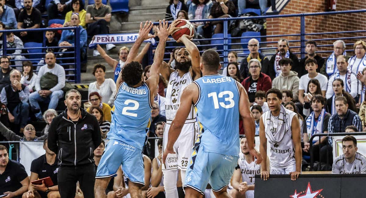 Jugadores del Estudiantes defienden en la LEB Oro /ARCHIVO