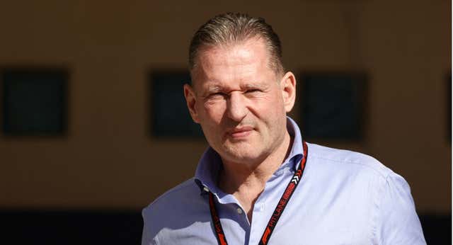El padre de Max Verstappen baja los brazos y atiza a Checo Pérez: “La era de Red Bull parece haber terminado”