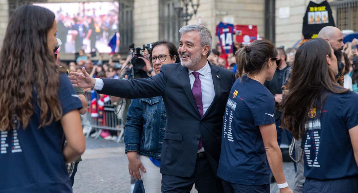 Collboni, alcalde de Barcelona, con las jugadoras del Barça. /EP