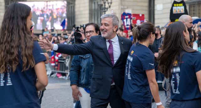 El alcalde de Barcelona pide disculpas a Alexia tras el gesto de la camiseta: “Todo el protagonismo debe ser para las mujeres”