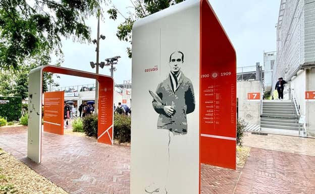 Max Décugis, en un pasillo de los grandes campeones de Roland Garros.  Relevo