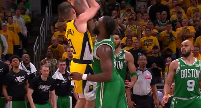 Jaylen Brown, un MVP entre la incredulidad y la polémica tras un brutal manotazo a un rival