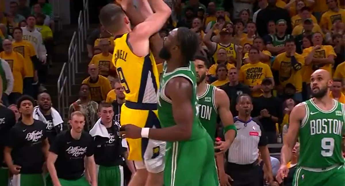 Momento del manotazo de Jaylen Brown a TJ McConnell en la cara.