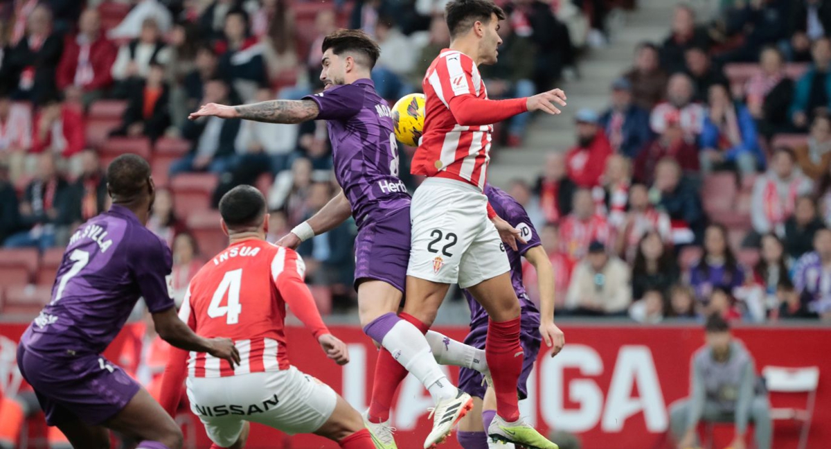 Sporting de Gijón jugando ante el Valladolid en El Molinón.
