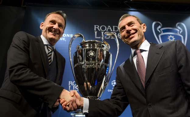 Watzke posa con Butragueño en el sorteo de Champions en la 2013-14.  AFP