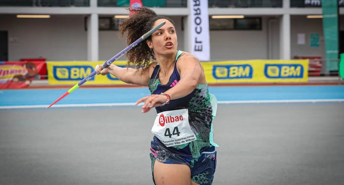 Yulenmis Aguilar lanzando una jabalina.