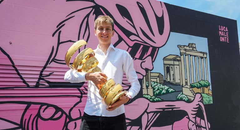 Tadej Pogačar, con el Trofeo Senza Fine como ganador del Giro de Italia 2024.