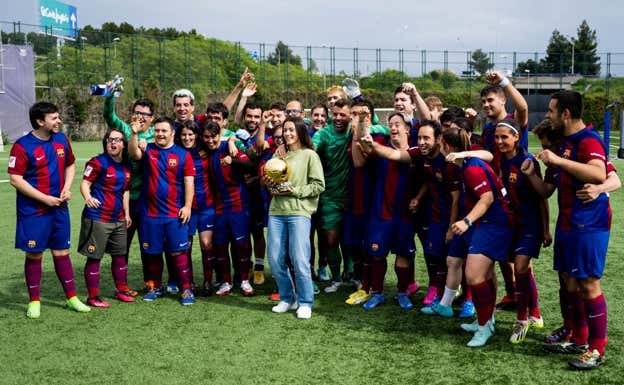 Aitana posando con los jugadores y las jugadoras y el Balón de Oro.  FC BARCELONA FEMENI