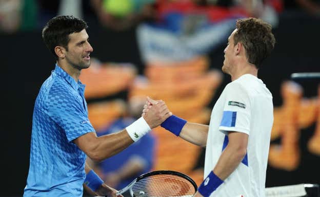 Novak Djokovic y Roberto Carballés se saludan tras su partido de Australia 2023.  Clive Brunskill/Getty Images