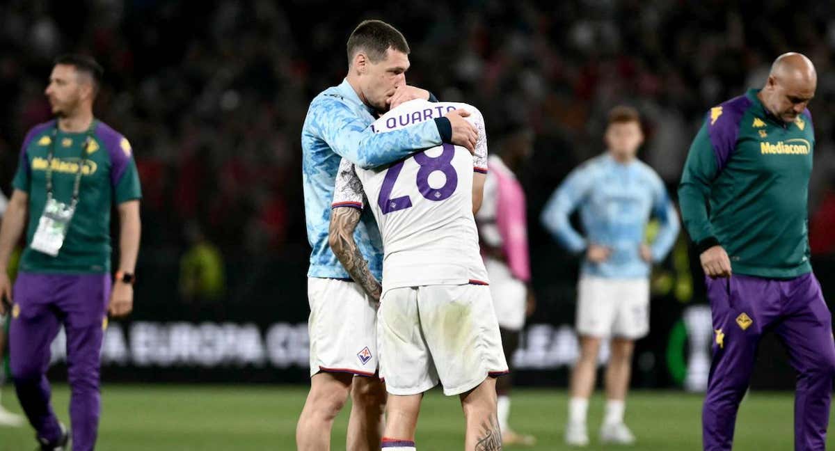 Los futbolistas de la Fiorentina se lamentan tras perder la final.