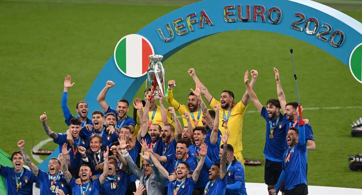 Italia levanta la Eurocopa que ganó en 2020./AFP