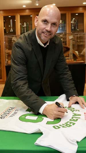 José Alberto, el día de la firma de su renovación.  REALRACINGCLUB