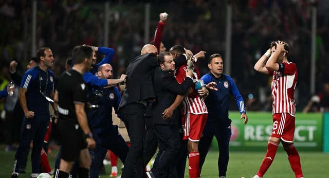 ¡Mendilibar es historia y Olympiacos es campeón de la Conference!