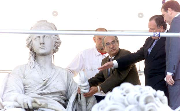 Parés coloca la nueva mano izquierda en la Cibeles.  AGENCIAS