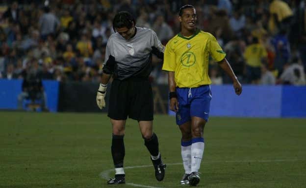 Valdés y Ronaldinho, en el Cataluña-Brasil de 2004.  FCF
