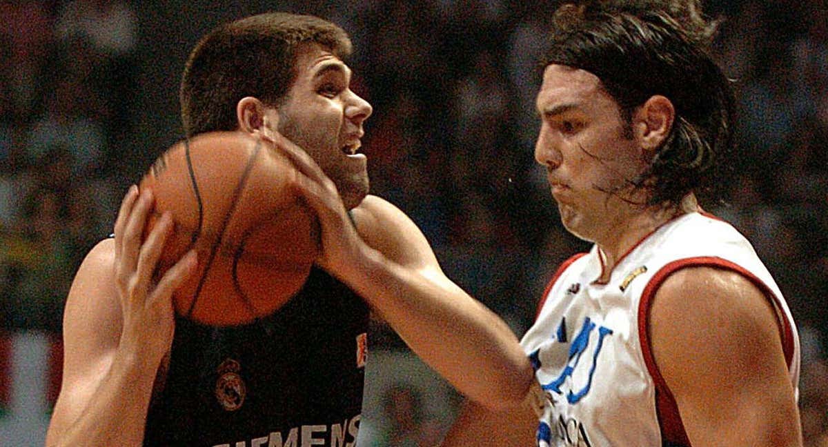 Luis Scola defiende a Felipe Reyes en un Madrid-TAU./Efe