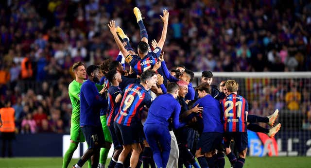 El duro invierno sin Busquets que heló a los centrales del Barça: «Su sombra es muy larga…»