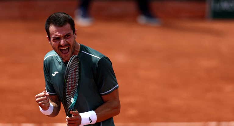 El tenista español Pedro Martínez festeja un punto durante la primera ronda de Roland Garros.