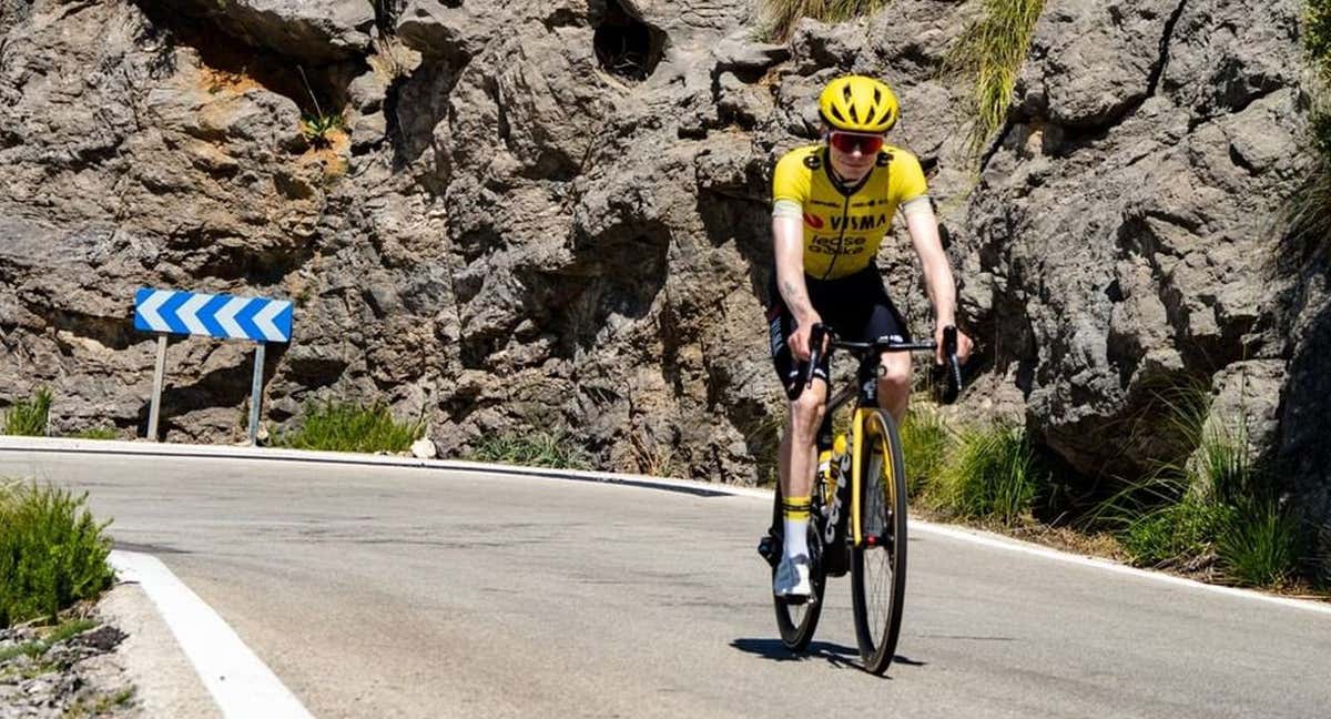 Jonas Vingegaard, posando en una fotografía junto a un aficionado en Mallorca./BMC Triathlon Club