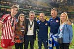 Mendilibar, la gran estrella en la intimidad de la celebración de Olympiacos: «Mister, mister, una foto contigo»