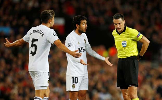 Vincic arbitrando al Manchester United - Valencia, en el 2018  REUTERS/Phil Noble