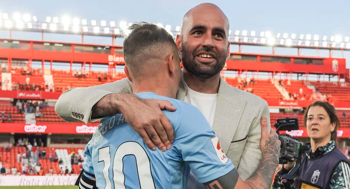 Claudio Giráldez y Aspas se abrazan tras conseguir la permanencia. /RC CELTA