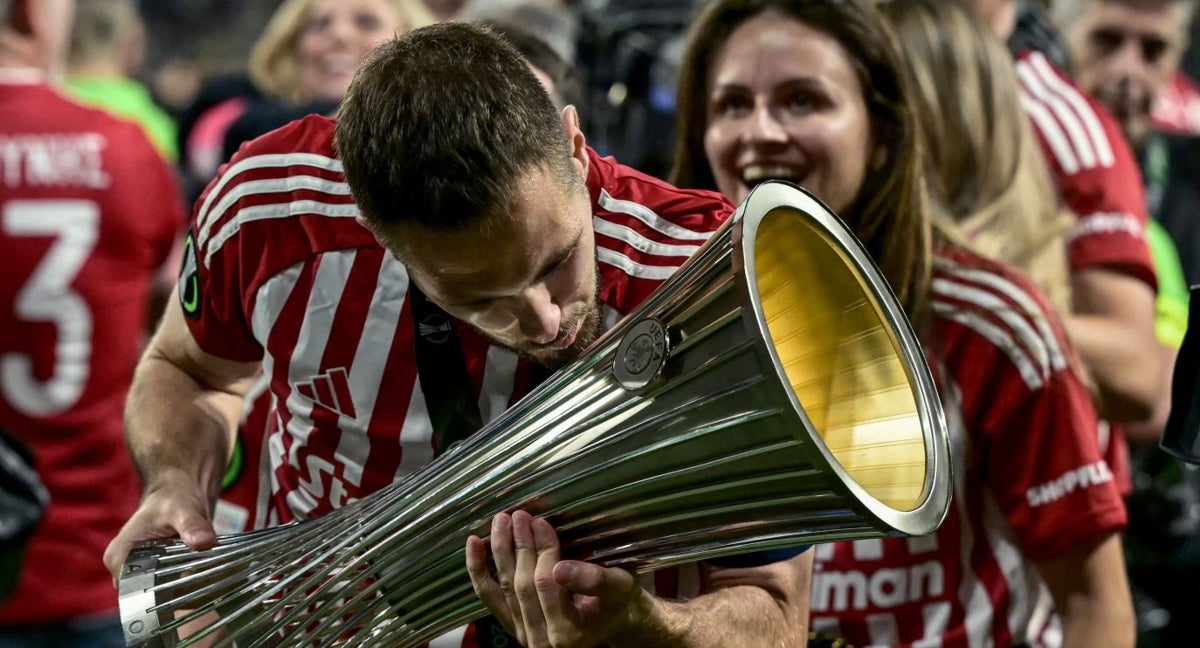 El Olympiacos celebra la Conference League.