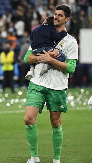 Courtois, con uno de sus hijos en brazos durante una celebración. Reuters
