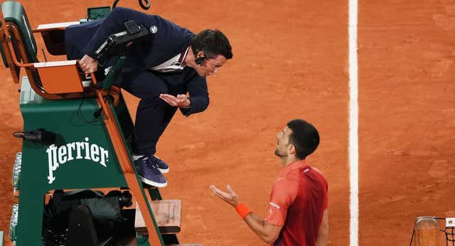 Djokovic arrasa y se enfada con un aficionado español por gritar en pleno punto: “¡Ahí te quiero ver!”