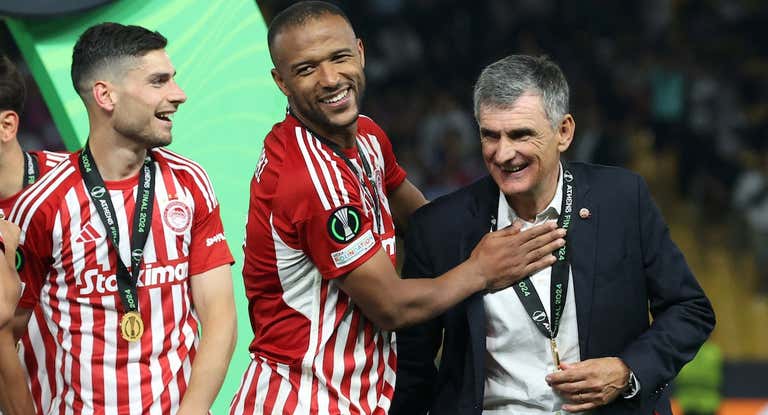 José Luis Mendilibar con la medalla de campeón de la Conference League.