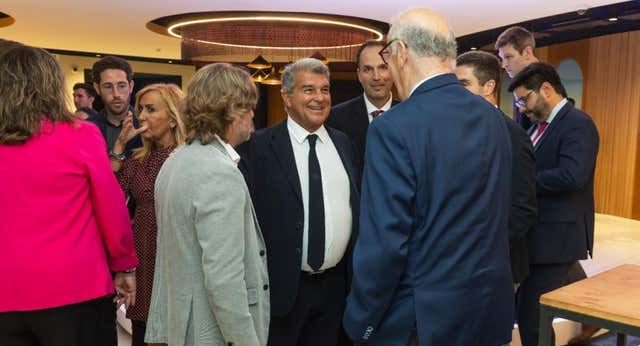 El primer ‘curro’ de Del Bosque con la federación: visitar el Camp Nou con la candidatura del Mundial 2030