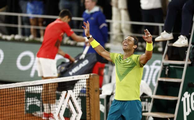 Nadal celebra ante Djokovic su triunfo de Roland Garros 2022.  REUTERS/Yves Herman