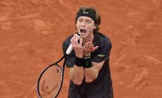 Raquetazos, berridos y patadas, la última pataleta en la eliminación de Andrey Rublev en Roland Garros