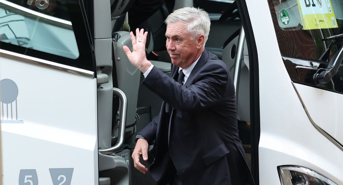 Carlo Ancelotti baja del autobús del Real Madrid en Londres.