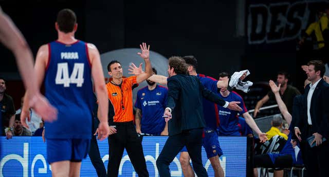 Roger Grimau carga contra el arbitraje por los contactos y las faltas ante el Real Madrid: «¿Es una acción normal empujar? Porque no es antideportiva»