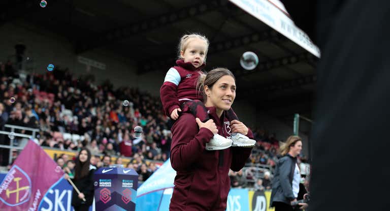 Katrina Gorry saliendo a un partido con su hija Harper en brazos.