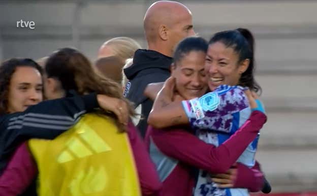 Laia Aleixandri y Leila Ouahabi abrazándose tras el partido.  RTVE