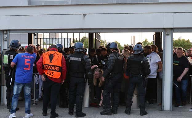 Los problemas en la entrada del estadio fueron constantes.  AFP