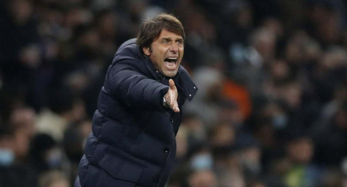 Antonio Conte firma por el Nápoles. /REUTERS